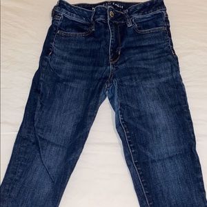 dark washed, regular length, solid jeans.